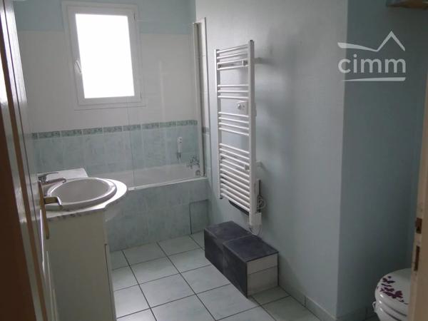 A 5kms d'AGEN, dans lotissement agréable, maison de plain-pied sur terrain clos de 865m². Garage attenant avec cellier.