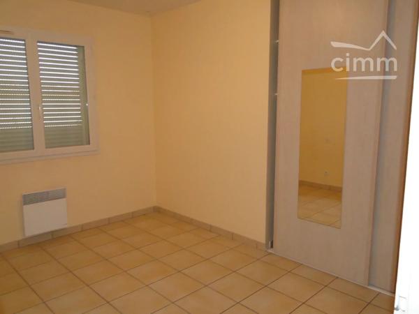 A 5kms d'AGEN, dans lotissement agréable, maison de plain-pied sur terrain clos de 865m². Garage attenant avec cellier.