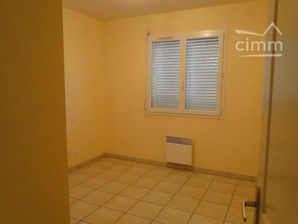 A 5kms d'AGEN, dans lotissement agréable, maison de plain-pied sur terrain clos de 865m². Garage attenant avec cellier.