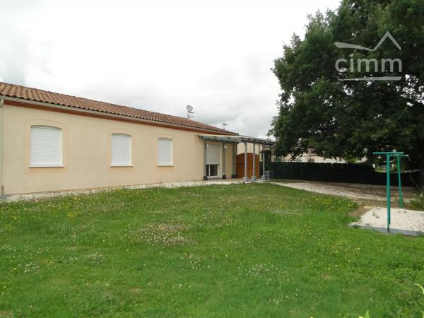 A 5kms d'AGEN, dans lotissement agréable, maison de plain-pied sur terrain clos de 865m². Garage attenant avec cellier.
