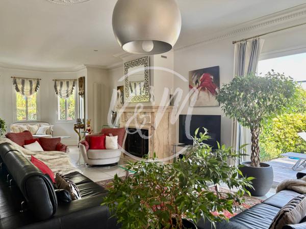 Villa familiale de presque 170m² de 4 chambres avec piscine et terrasse couverte à vendre à Andernos-les-Bains, quartier résidentiel calme ANDERNOS