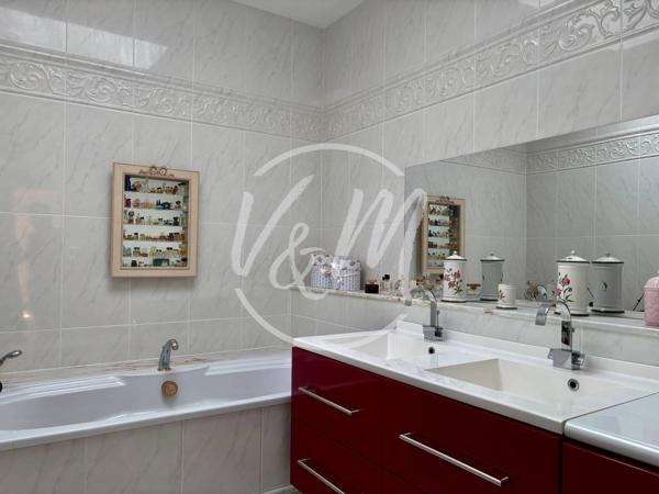Villa familiale de presque 170m² de 4 chambres avec piscine et terrasse couverte à vendre à Andernos-les-Bains, quartier résidentiel calme ANDERNOS