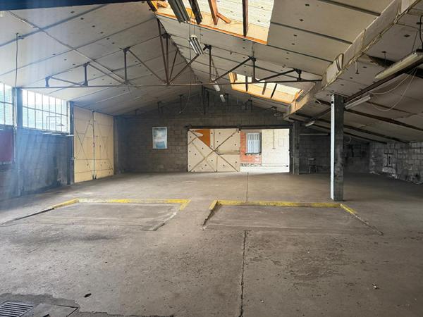 LOCAL DE STOCKAGE À LOUER - 445 m² - BAIL DE 1 AN