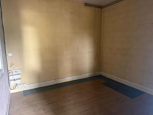 LOCAL DE STOCKAGE À LOUER - 445 m² - BAIL DE 1 AN