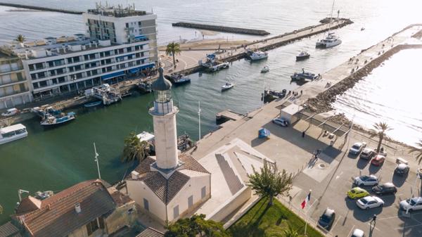 GARD (30) LE GRAU DU ROI (30240) Fonds de commerce à vendre magasin boutique de vêtements prêt à porter 100 m2.