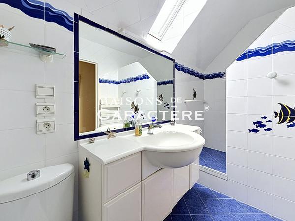 Maison familiale au sein d’un domaine recherché avec piscine, école et tennis – Marsinval