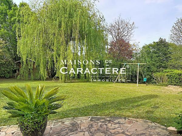 Maison familiale au sein d’un domaine recherché avec piscine, école et tennis – Marsinval