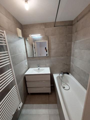 NARBONNE, Appartement MEUBLE 2 pièces avec terrasse + place de parking