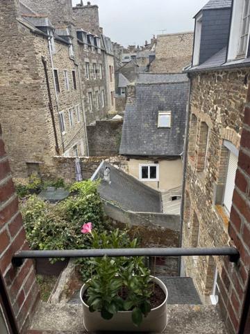 Vente                                                      Appartement
                        
                     2 pièces                      41 m2                     à Dinan