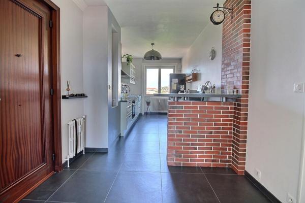 Appartement T3 en etage eleve lumineux avec balcon, garage et cave.