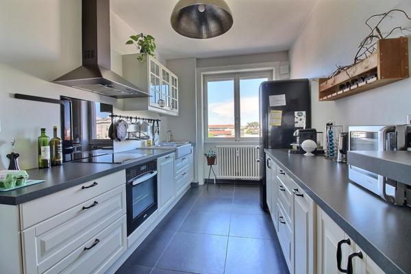 Appartement T3 en etage eleve lumineux avec balcon, garage et cave.