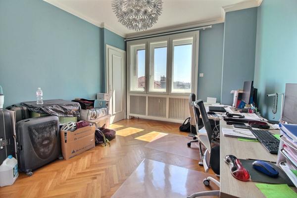 Appartement T3 en etage eleve lumineux avec balcon, garage et cave.