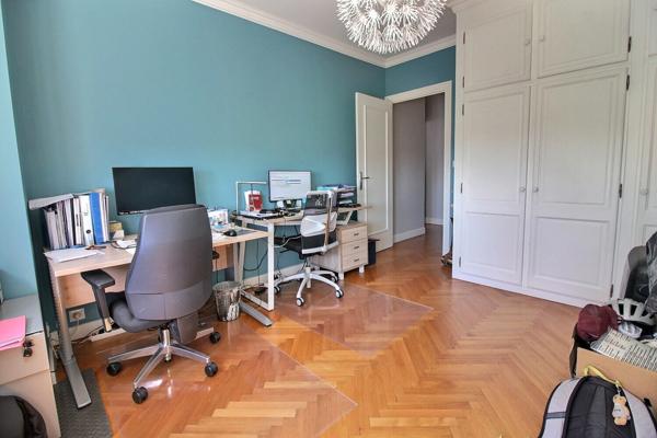 Appartement T3 en etage eleve lumineux avec balcon, garage et cave.