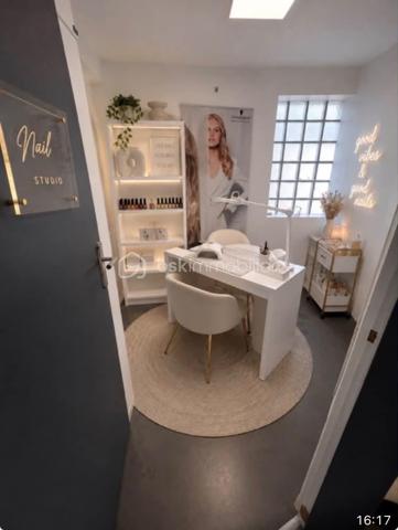 Opportunité ! Salon de coiffure avec fort potentiel, idéal pour une première installation ou un projet en solo.

Salon de coiffure à vendre avec activité existante réalisant un chiffre d’affaires d’environ 100 000 €, avec une clientèle en place.

Le local d’environ 90 m² est entièrement équipé (postes de coiffure, bacs, mobilier, stock) et permet une reprise immédiate.

Aucun salarié à reprendre
Possibilité de travailler seul avec une meilleure rentabilité
Revenu complémentaire grâce au point Vinted Go (600€ par trimestre)
pièces supplémentaire idéal pour double activité (prothésiste ongulaire, technicienne de cil, esthéticienne) 

Les + du bien

Surface confortable de 90 m²
Activité existante
Local fonctionnel et équipé
Possibilité d’adapter l’activité avec accord du propriétaire
Idéal pour une première installation ou une reconversion
 

Informations :

CA : environ 100 000 €
Loyer : 1 100 € / mois
Fin du bail : 31/01/2028

Prix : 35 000 € FAI
(dont 4 000 € TTC d’honoraires à la charge de l’acquéreur)

Une belle opportunité à découvrir rapidement. Contactez-moi pour plus d’informations ou organiser une visite.

Utilisation de l'IA pour l'aménagement de la pièce d'esthétique