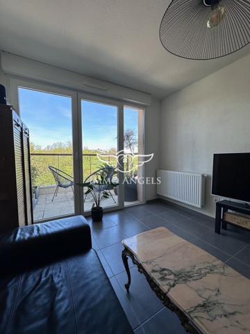 BEAU T2-TERRASSE-PLACE DE PARKING INTERIEURE-DERNIER ETAGE-TRAMWAY