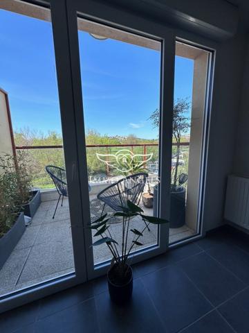 BEAU T2-TERRASSE-PLACE DE PARKING INTERIEURE-DERNIER ETAGE-TRAMWAY