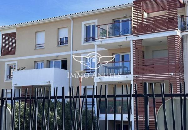 BEAU T2-TERRASSE-PLACE DE PARKING INTERIEURE-DERNIER ETAGE-TRAMWAY