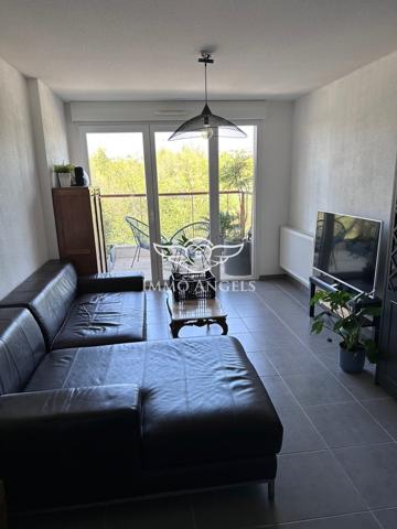 BEAU T2-TERRASSE-PLACE DE PARKING INTERIEURE-DERNIER ETAGE-TRAMWAY