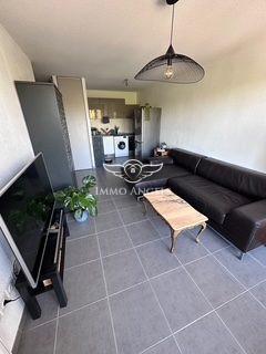 BEAU T2-TERRASSE-PLACE DE PARKING INTERIEURE-DERNIER ETAGE-TRAMWAY