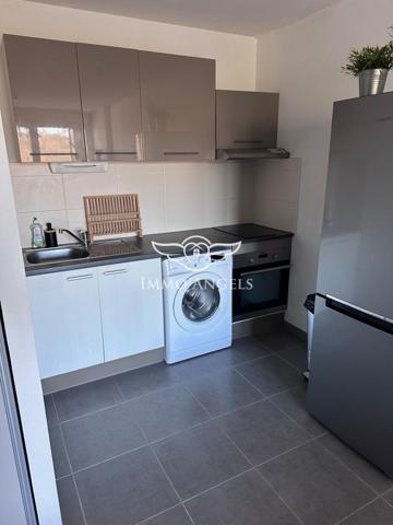 BEAU T2-TERRASSE-PLACE DE PARKING INTERIEURE-DERNIER ETAGE-TRAMWAY