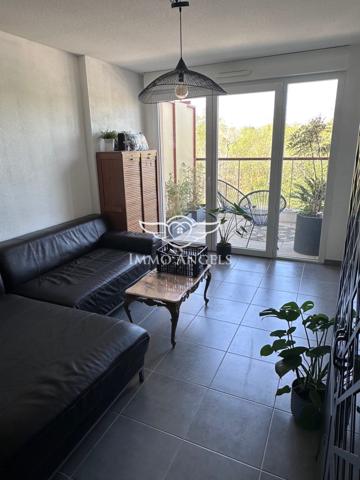 BEAU T2-TERRASSE-PLACE DE PARKING INTERIEURE-DERNIER ETAGE-TRAMWAY