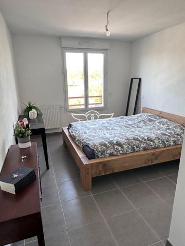 BEAU T2-TERRASSE-PLACE DE PARKING INTERIEURE-DERNIER ETAGE-TRAMWAY