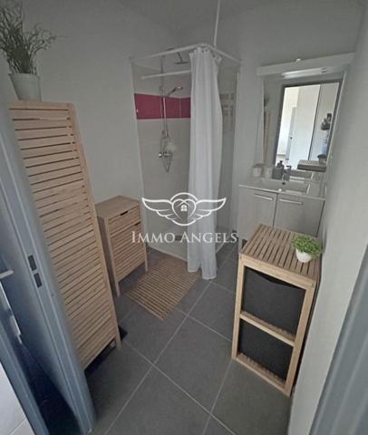 BEAU T2-TERRASSE-PLACE DE PARKING INTERIEURE-DERNIER ETAGE-TRAMWAY