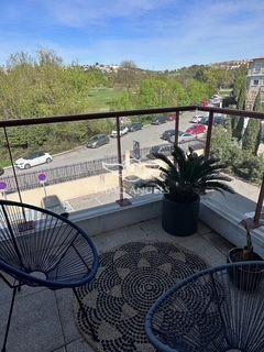 BEAU T2-TERRASSE-PLACE DE PARKING INTERIEURE-DERNIER ETAGE-TRAMWAY