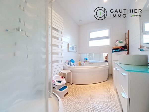 Appartement
         4 pièces
        - 90 m² 550 000 € *
