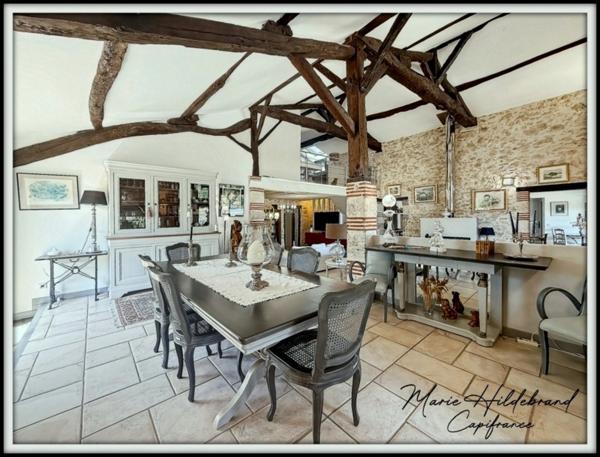 Maison en pierre de plus de 220m² - 5 chambres - jardin, piscine, dépendances - 3600m²