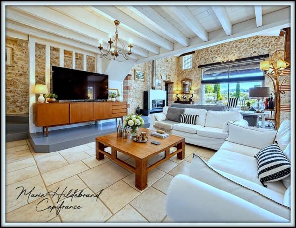 Maison en pierre de plus de 220m² - 5 chambres - jardin, piscine, dépendances - 3600m²