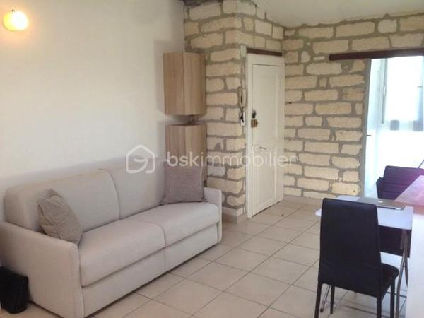 À Sète, découvrez ce charmant studio de 26 m² situé au dernier étage d'une petite copropriété, dans un quartier recherché à proximité de la gare, du théâtre et des commerces.
Lumineux et au calme, cet appartement offre un cadre de vie agréable au cœur de la ville. Sa situation permet de profiter pleinement de Sète, de ses ruelles pittoresques, de ses quais, de ses restaurants et de son ambiance méditerranéenne. La gare, les transports en commun et les commodités du quotidien sont facilement accessibles, tandis que les plages et le bord de mer invitent à la détente.
Le studio bénéficie de menuiseries en double vitrage, coin cuisine équipée, poutres apparentes, chauffage électrique et dispose de deux greniers, offrant un espace de rangement appréciable en complément de la surface habitable.
Idéal pour en faire un agréable pied-à-terre sétois ou un investissement locatif.
Contactez-moi pour plus de renseignements ou pour organiser une visite.