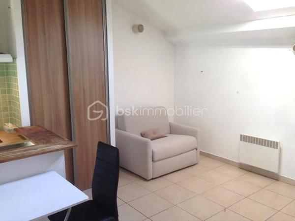 À Sète, découvrez ce charmant studio de 26 m² situé au dernier étage d'une petite copropriété, dans un quartier recherché à proximité de la gare, du théâtre et des commerces.
Lumineux et au calme, cet appartement offre un cadre de vie agréable au cœur de la ville. Sa situation permet de profiter pleinement de Sète, de ses ruelles pittoresques, de ses quais, de ses restaurants et de son ambiance méditerranéenne. La gare, les transports en commun et les commodités du quotidien sont facilement accessibles, tandis que les plages et le bord de mer invitent à la détente.
Le studio bénéficie de menuiseries en double vitrage, coin cuisine équipée, poutres apparentes, chauffage électrique et dispose de deux greniers, offrant un espace de rangement appréciable en complément de la surface habitable.
Idéal pour en faire un agréable pied-à-terre sétois ou un investissement locatif.
Contactez-moi pour plus de renseignements ou pour organiser une visite.