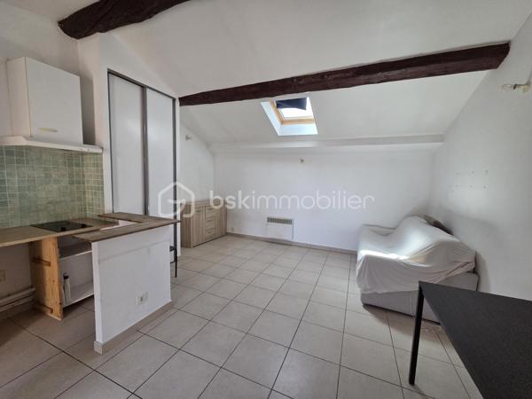 À Sète, découvrez ce charmant studio de 26 m² situé au dernier étage d'une petite copropriété, dans un quartier recherché à proximité de la gare, du théâtre et des commerces.
Lumineux et au calme, cet appartement offre un cadre de vie agréable au cœur de la ville. Sa situation permet de profiter pleinement de Sète, de ses ruelles pittoresques, de ses quais, de ses restaurants et de son ambiance méditerranéenne. La gare, les transports en commun et les commodités du quotidien sont facilement accessibles, tandis que les plages et le bord de mer invitent à la détente.
Le studio bénéficie de menuiseries en double vitrage, coin cuisine équipée, poutres apparentes, chauffage électrique et dispose de deux greniers, offrant un espace de rangement appréciable en complément de la surface habitable.
Idéal pour en faire un agréable pied-à-terre sétois ou un investissement locatif.
Contactez-moi pour plus de renseignements ou pour organiser une visite.