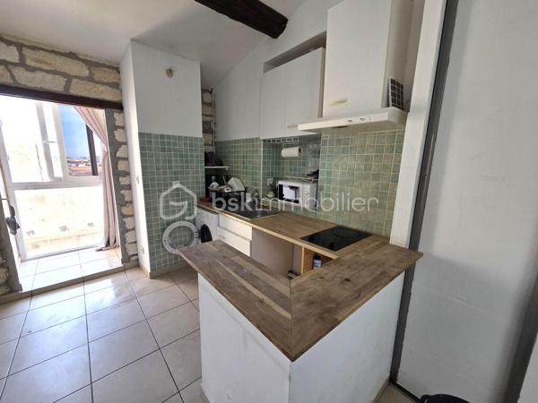 À Sète, découvrez ce charmant studio de 26 m² situé au dernier étage d'une petite copropriété, dans un quartier recherché à proximité de la gare, du théâtre et des commerces.
Lumineux et au calme, cet appartement offre un cadre de vie agréable au cœur de la ville. Sa situation permet de profiter pleinement de Sète, de ses ruelles pittoresques, de ses quais, de ses restaurants et de son ambiance méditerranéenne. La gare, les transports en commun et les commodités du quotidien sont facilement accessibles, tandis que les plages et le bord de mer invitent à la détente.
Le studio bénéficie de menuiseries en double vitrage, coin cuisine équipée, poutres apparentes, chauffage électrique et dispose de deux greniers, offrant un espace de rangement appréciable en complément de la surface habitable.
Idéal pour en faire un agréable pied-à-terre sétois ou un investissement locatif.
Contactez-moi pour plus de renseignements ou pour organiser une visite.