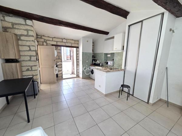 À Sète, découvrez ce charmant studio de 26 m² situé au dernier étage d'une petite copropriété, dans un quartier recherché à proximité de la gare, du théâtre et des commerces.
Lumineux et au calme, cet appartement offre un cadre de vie agréable au cœur de la ville. Sa situation permet de profiter pleinement de Sète, de ses ruelles pittoresques, de ses quais, de ses restaurants et de son ambiance méditerranéenne. La gare, les transports en commun et les commodités du quotidien sont facilement accessibles, tandis que les plages et le bord de mer invitent à la détente.
Le studio bénéficie de menuiseries en double vitrage, coin cuisine équipée, poutres apparentes, chauffage électrique et dispose de deux greniers, offrant un espace de rangement appréciable en complément de la surface habitable.
Idéal pour en faire un agréable pied-à-terre sétois ou un investissement locatif.
Contactez-moi pour plus de renseignements ou pour organiser une visite.