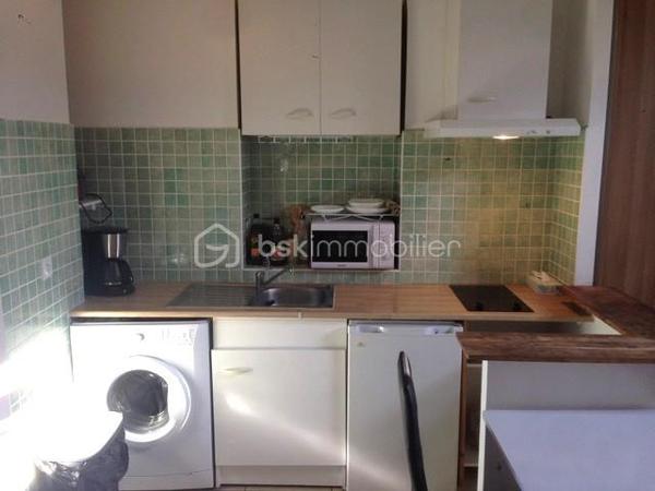 À Sète, découvrez ce charmant studio de 26 m² situé au dernier étage d'une petite copropriété, dans un quartier recherché à proximité de la gare, du théâtre et des commerces.
Lumineux et au calme, cet appartement offre un cadre de vie agréable au cœur de la ville. Sa situation permet de profiter pleinement de Sète, de ses ruelles pittoresques, de ses quais, de ses restaurants et de son ambiance méditerranéenne. La gare, les transports en commun et les commodités du quotidien sont facilement accessibles, tandis que les plages et le bord de mer invitent à la détente.
Le studio bénéficie de menuiseries en double vitrage, coin cuisine équipée, poutres apparentes, chauffage électrique et dispose de deux greniers, offrant un espace de rangement appréciable en complément de la surface habitable.
Idéal pour en faire un agréable pied-à-terre sétois ou un investissement locatif.
Contactez-moi pour plus de renseignements ou pour organiser une visite.