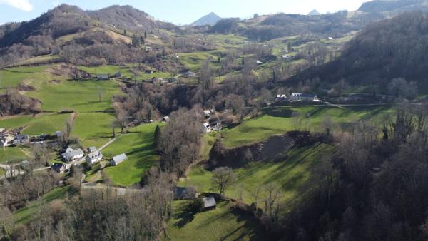 Grange en surplomb du Bourrinquets, Arbéost, en Val d'Azun