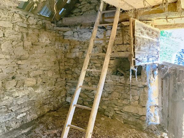 Grange en surplomb du Bourrinquets, Arbéost, en Val d'Azun