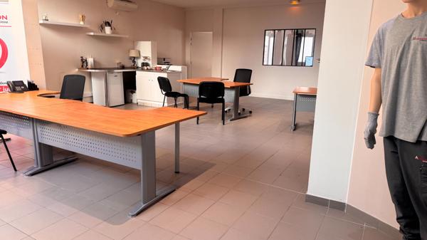 Centre ville Local commercial Sainte Sigolene 225 M2