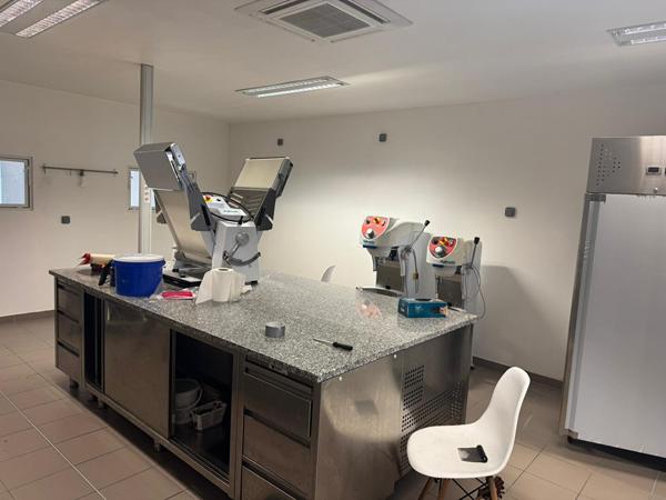 Centre ville Local commercial Sainte Sigolene 225 M2