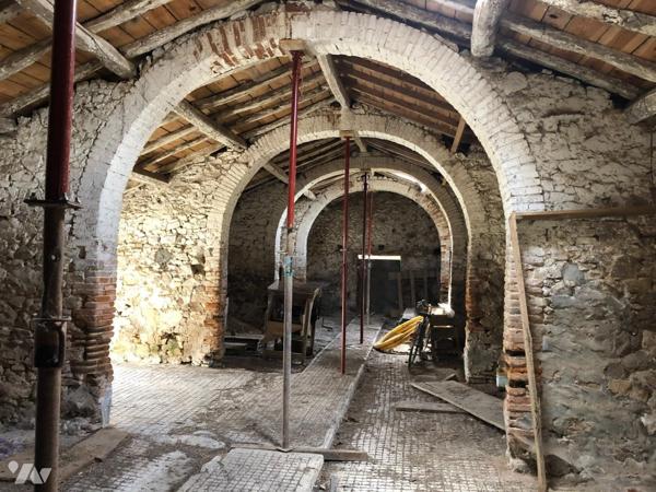 NUEIL-LES-AUBIERS, Corps de ferme à rénover