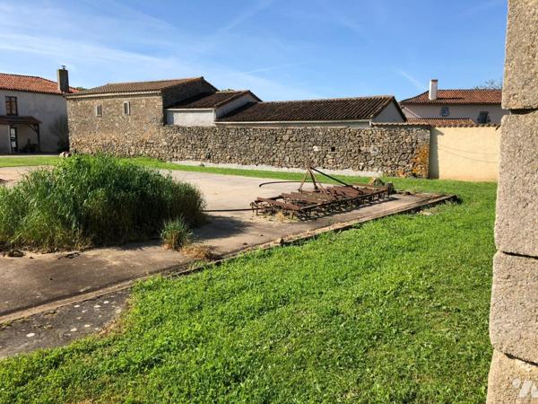 NUEIL-LES-AUBIERS, Corps de ferme à rénover