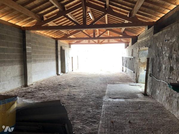 NUEIL-LES-AUBIERS, Corps de ferme à rénover