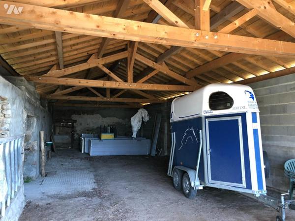 NUEIL-LES-AUBIERS, Corps de ferme à rénover