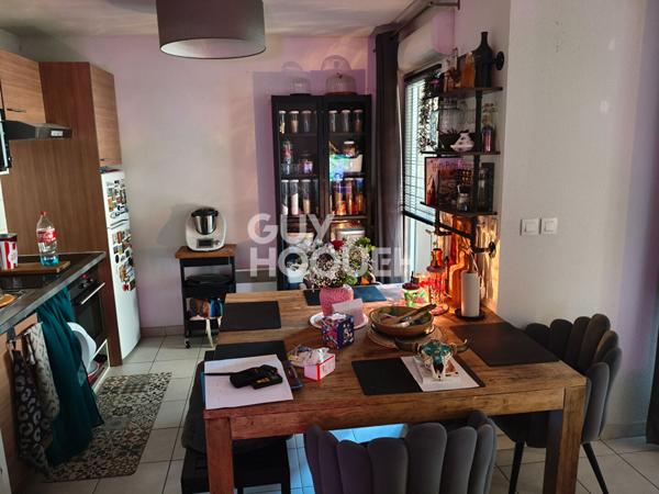 Appartement type 3 en rez-de-chaussée - 63 m² - balcon et stationnements dans résidence sécurisée -