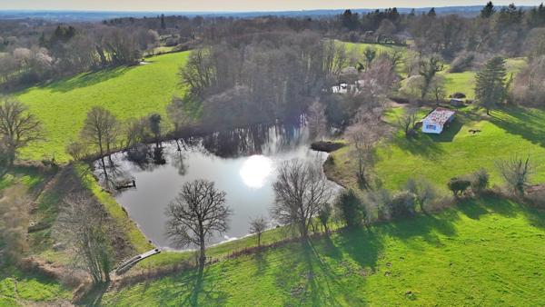TERRAIN DE LOISIR AVEC ETANG ET MAISONNETTE DE REPOS + APPENTI + GARAGE - CADRE CALME ET VERDOYANT
