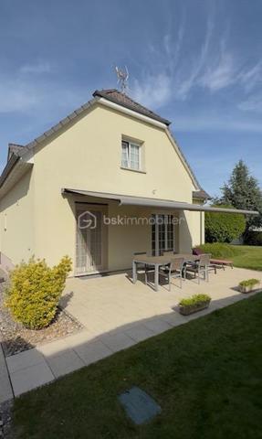 Nichée au cœur d’un quartier résidentiel très recherché, découvrez cette magnifique propriété individuelle de caractère (construction 2002). Accessible par une voie privée garantissant une discrétion absolue, elle offre un cadre de vie rare et privilégié, où confort moderne rhyme avec sérénité. Une véritable maison "prête à vivre", sans aucun travaux à prévoir.

 Des volumes lumineux et harmonieux

Au rez-de-chaussée :
Espace de vie : Un vaste salon-séjour baigné de lumière, ouvert sur une cuisine conviviale et entièrement équipée avec son cellier attenant. Le tout donne un accès direct à la terrasse pour des moments partagés.

Espace de travail : Un vrai bureau, idéal pour le télétravail ou une pièce de lecture.

Accueil : Une entrée fonctionnelle avec placards intégrés et WC invités.

Le plus confort : Chauffage au sol intégral pour une douce chaleur homogène.

À l’étage :

Suite parentale : Un espace élégant avec placards intégrés et sa salle d'eau privative.

Chambres : Deux belles chambres supplémentaires dont une avec placards mural, parfaites pour des enfants ou des invités.

Salle de bain : Une oasis familiale raffinée avec baignoire, douche et double vasque.

Le charme de l'architecture : Les volumes sous toiture apportent un cachet fou et une atmosphère intimiste.

 Un extérieur paysager d'exception
Le jardin de 10,5 ares, soigneusement arboré et entretenu, a été pensé comme une extension de la maison :

Terrasse de 28 m² équipée d'un store motorisé, idéale pour vos repas d'été.

Dépendance : Une coquette maisonnette de jardin de près de 15 m² (atelier, stockage).

Facilité du quotidien : Système d'arrosage automatique pour un vert parfait sans effort.

 Annexes et stationnement haut de gamme
Garage double : Isolé, carrelé, avec porte motorisée (accès direct et propre).

Carport : Capacité de stationnement pour 3 véhicules à l'abri.

Cour : Plusieurs places de stationnement extérieures privatives.

 Prestations techniques & Qualité
Adoucisseur d’eau • Volets roulants électriques • Chauffage au sol • Entretien irréprochable • Matériaux de qualité.

Notre avis : Un bien rare sur le secteur. Si vous recherchez de l'espace, de la tranquillité et des prestations soignées, cette maison d'architecte n'attend plus que vos valises.

Visites privées sur rendez-vous uniquement. Contactez-moi dès aujourd'hui pour planifier votre découverte de ce bien d'exception.