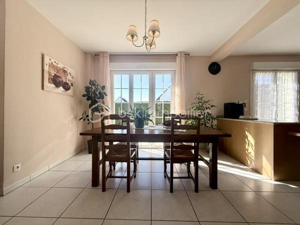 Nichée au cœur d’un quartier résidentiel très recherché, découvrez cette magnifique propriété individuelle de caractère (construction 2002). Accessible par une voie privée garantissant une discrétion absolue, elle offre un cadre de vie rare et privilégié, où confort moderne rhyme avec sérénité. Une véritable maison "prête à vivre", sans aucun travaux à prévoir.

 Des volumes lumineux et harmonieux

Au rez-de-chaussée :
Espace de vie : Un vaste salon-séjour baigné de lumière, ouvert sur une cuisine conviviale et entièrement équipée avec son cellier attenant. Le tout donne un accès direct à la terrasse pour des moments partagés.

Espace de travail : Un vrai bureau, idéal pour le télétravail ou une pièce de lecture.

Accueil : Une entrée fonctionnelle avec placards intégrés et WC invités.

Le plus confort : Chauffage au sol intégral pour une douce chaleur homogène.

À l’étage :

Suite parentale : Un espace élégant avec placards intégrés et sa salle d'eau privative.

Chambres : Deux belles chambres supplémentaires dont une avec placards mural, parfaites pour des enfants ou des invités.

Salle de bain : Une oasis familiale raffinée avec baignoire, douche et double vasque.

Le charme de l'architecture : Les volumes sous toiture apportent un cachet fou et une atmosphère intimiste.

 Un extérieur paysager d'exception
Le jardin de 10,5 ares, soigneusement arboré et entretenu, a été pensé comme une extension de la maison :

Terrasse de 28 m² équipée d'un store motorisé, idéale pour vos repas d'été.

Dépendance : Une coquette maisonnette de jardin de près de 15 m² (atelier, stockage).

Facilité du quotidien : Système d'arrosage automatique pour un vert parfait sans effort.

 Annexes et stationnement haut de gamme
Garage double : Isolé, carrelé, avec porte motorisée (accès direct et propre).

Carport : Capacité de stationnement pour 3 véhicules à l'abri.

Cour : Plusieurs places de stationnement extérieures privatives.

 Prestations techniques & Qualité
Adoucisseur d’eau • Volets roulants électriques • Chauffage au sol • Entretien irréprochable • Matériaux de qualité.

Notre avis : Un bien rare sur le secteur. Si vous recherchez de l'espace, de la tranquillité et des prestations soignées, cette maison d'architecte n'attend plus que vos valises.

Visites privées sur rendez-vous uniquement. Contactez-moi dès aujourd'hui pour planifier votre découverte de ce bien d'exception.