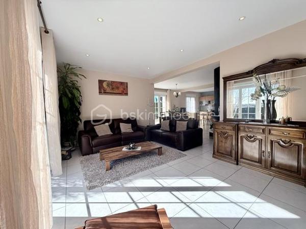 Nichée au cœur d’un quartier résidentiel très recherché, découvrez cette magnifique propriété individuelle de caractère (construction 2002). Accessible par une voie privée garantissant une discrétion absolue, elle offre un cadre de vie rare et privilégié, où confort moderne rhyme avec sérénité. Une véritable maison "prête à vivre", sans aucun travaux à prévoir.

 Des volumes lumineux et harmonieux

Au rez-de-chaussée :
Espace de vie : Un vaste salon-séjour baigné de lumière, ouvert sur une cuisine conviviale et entièrement équipée avec son cellier attenant. Le tout donne un accès direct à la terrasse pour des moments partagés.

Espace de travail : Un vrai bureau, idéal pour le télétravail ou une pièce de lecture.

Accueil : Une entrée fonctionnelle avec placards intégrés et WC invités.

Le plus confort : Chauffage au sol intégral pour une douce chaleur homogène.

À l’étage :

Suite parentale : Un espace élégant avec placards intégrés et sa salle d'eau privative.

Chambres : Deux belles chambres supplémentaires dont une avec placards mural, parfaites pour des enfants ou des invités.

Salle de bain : Une oasis familiale raffinée avec baignoire, douche et double vasque.

Le charme de l'architecture : Les volumes sous toiture apportent un cachet fou et une atmosphère intimiste.

 Un extérieur paysager d'exception
Le jardin de 10,5 ares, soigneusement arboré et entretenu, a été pensé comme une extension de la maison :

Terrasse de 28 m² équipée d'un store motorisé, idéale pour vos repas d'été.

Dépendance : Une coquette maisonnette de jardin de près de 15 m² (atelier, stockage).

Facilité du quotidien : Système d'arrosage automatique pour un vert parfait sans effort.

 Annexes et stationnement haut de gamme
Garage double : Isolé, carrelé, avec porte motorisée (accès direct et propre).

Carport : Capacité de stationnement pour 3 véhicules à l'abri.

Cour : Plusieurs places de stationnement extérieures privatives.

 Prestations techniques & Qualité
Adoucisseur d’eau • Volets roulants électriques • Chauffage au sol • Entretien irréprochable • Matériaux de qualité.

Notre avis : Un bien rare sur le secteur. Si vous recherchez de l'espace, de la tranquillité et des prestations soignées, cette maison d'architecte n'attend plus que vos valises.

Visites privées sur rendez-vous uniquement. Contactez-moi dès aujourd'hui pour planifier votre découverte de ce bien d'exception.